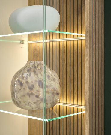 Vitrine Merced in wei� matt und Evoke Eiche Wohn- und Esszimmer Vitrinenschrank 75 x 180 cm