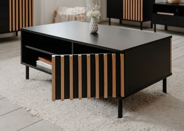 Couchtisch Biella in schwarz und Lamellen in Artisan Eiche Dekor 110 x 67 cm, Anti Fingerprint beschichtet