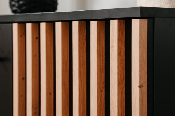 TV-Lowboard Biella in schwarz mit Lamellen in Artisan Eiche Dekor 138 cm, Anti Fingerprint beschichtet
