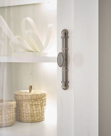 Vitrine Fiastra in wei� Pinie Landhaus Vitrinenschrank 70 x 146 cm, Soft-Close-Funktion