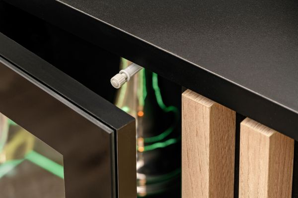 Wohnwand Morgan in schwarz und Jackson Eiche Schrankwand mit 3D-Lamellen inkl. LED