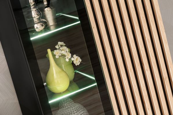 Vitrine Morgan in schwarz und Jackson Eiche Highboard mit 3D-Lamellen inkl. LED