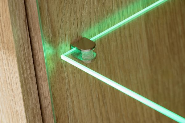 Vitrine Cathlyn in Eiche und Kaschmir, Vitrinenschrank 70 x 197 cm inklusive LED