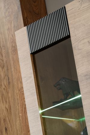 Highboard Heron in Eiche und Schwarz, Vitrine mit LED Beleuchtung, 90 x 132 cm