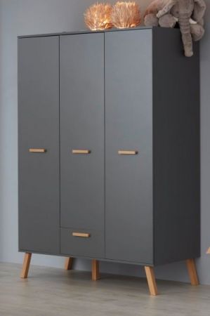 Baby- und Kinderzimmer Kleiderschrank Svea in grau matt mit Buche massiv 3-t�rig 130 x 190 cm