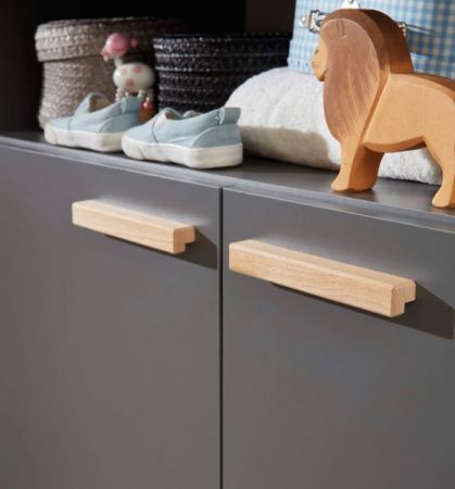 Baby- und Kinderzimmer Kleiderschrank Svea in grau matt mit Buche massiv 3-t�rig 130 x 190 cm