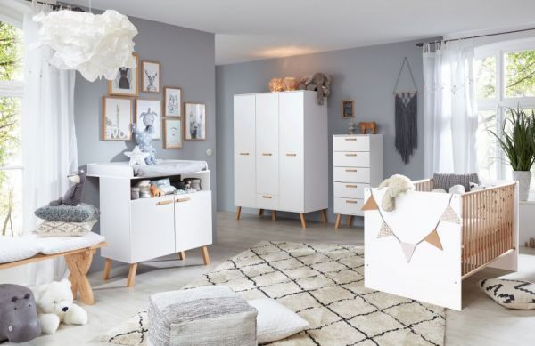 Baby- und Kinderzimmer Kleiderschrank Svea in wei� matt mit Buche massiv 3-t�rig 130 x 190 cm