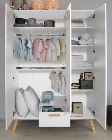 Baby- und Kinderzimmer Kleiderschrank Svea in wei� matt mit Buche massiv 3-t�rig 130 x 190 cm