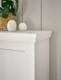 Highboard Fiastra in wei� Pinie Landhaus Vitrine 140 x 146 cm, Soft-Close-Funktion