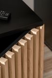 Vitrine Morgan in schwarz und Jackson Eiche Highboard mit 3D-Lamellen inkl. LED