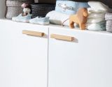 Baby- und Kinderzimmer Kleiderschrank Svea in wei� matt mit Buche massiv 3-t�rig 130 x 190 cm