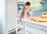 BOMI� Lernturm Swubi in Kiefer naturbelassen Learning Tower Stehhilfe f�r Kinder